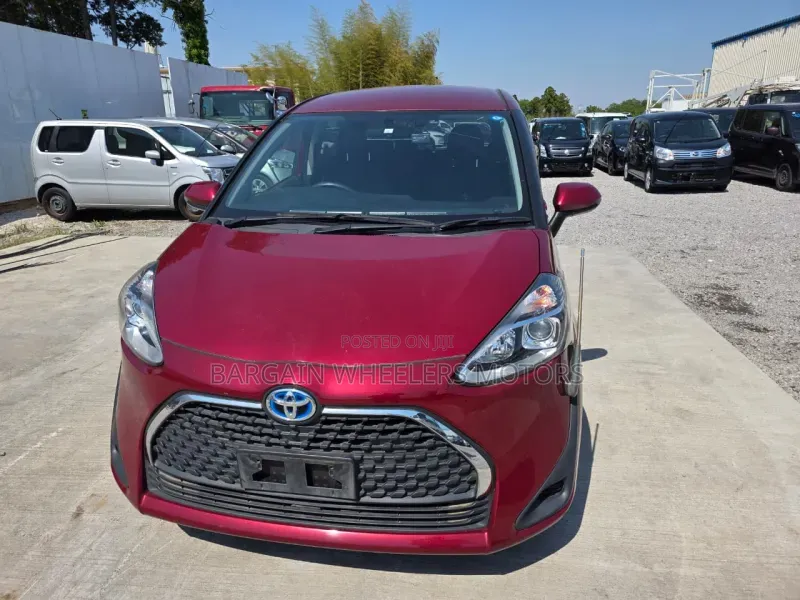 Toyota Sienta 2019 Red