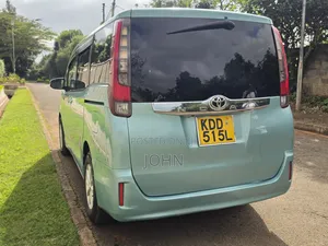 Toyota Noah 2.0 FWD (8 Seater) 2015 Burgundy
