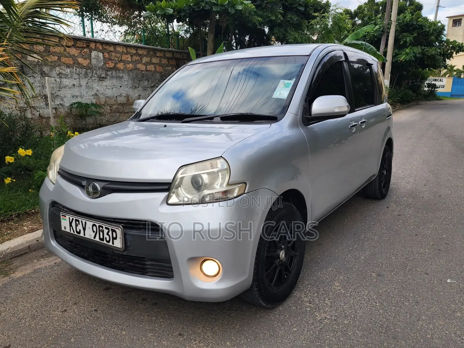 Toyota Sienta 2013 Silver