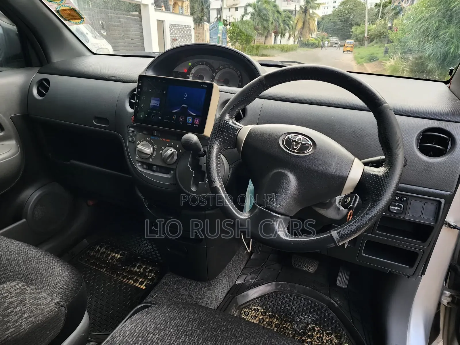 Toyota Sienta 2013 Silver