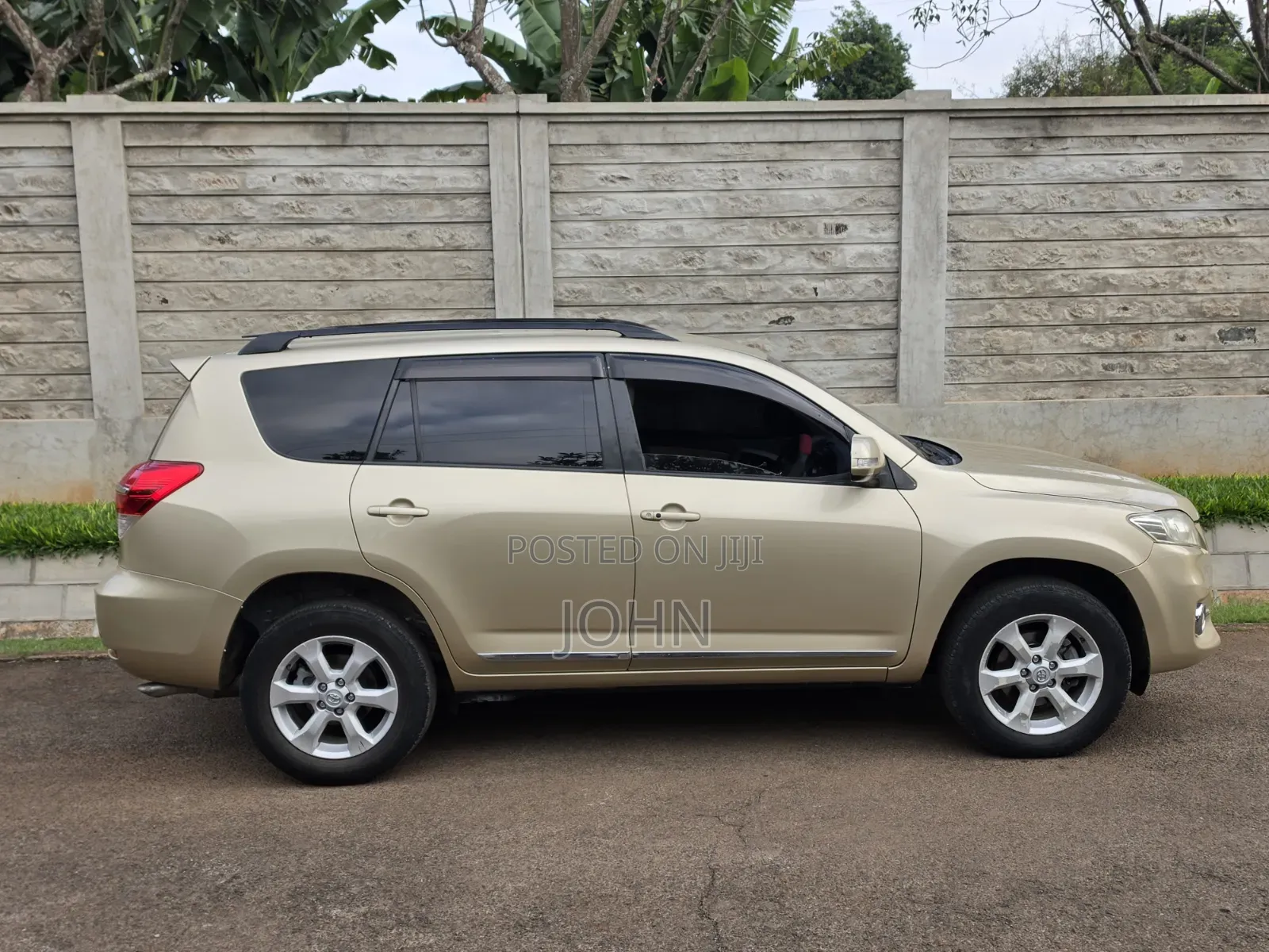 Toyota Vanguard 2012 Gold