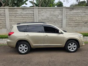 Toyota Vanguard 2012 Gold