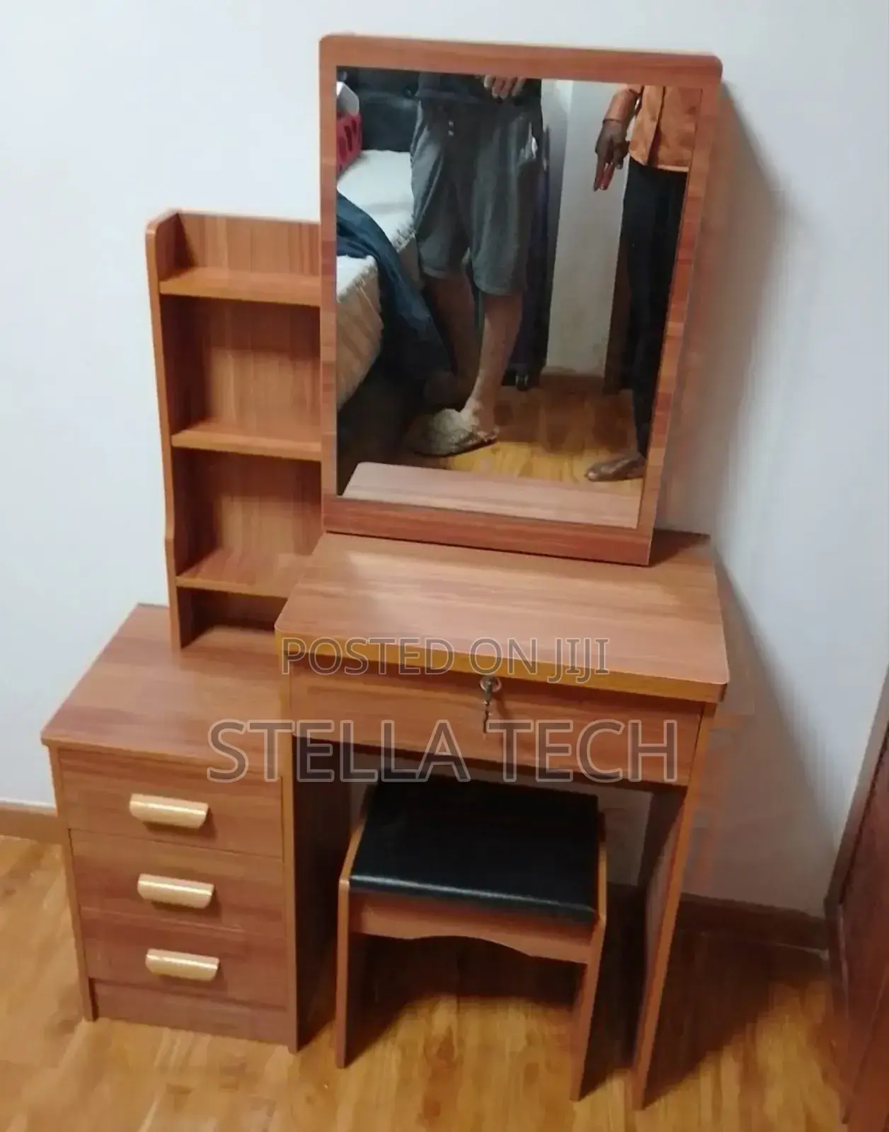 Brown Dressing Table With Sliding Mirror