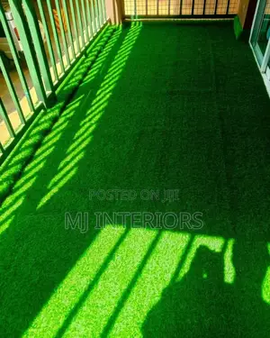 Green Synthetic Grass for Balcony and Rooftop Enhancement
