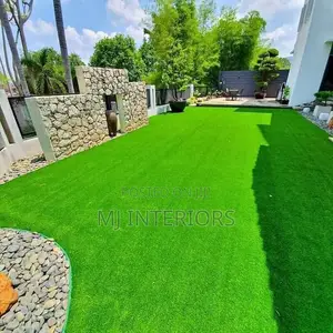 Green Lawn Carpet for Stylish Home Landscape Improvements