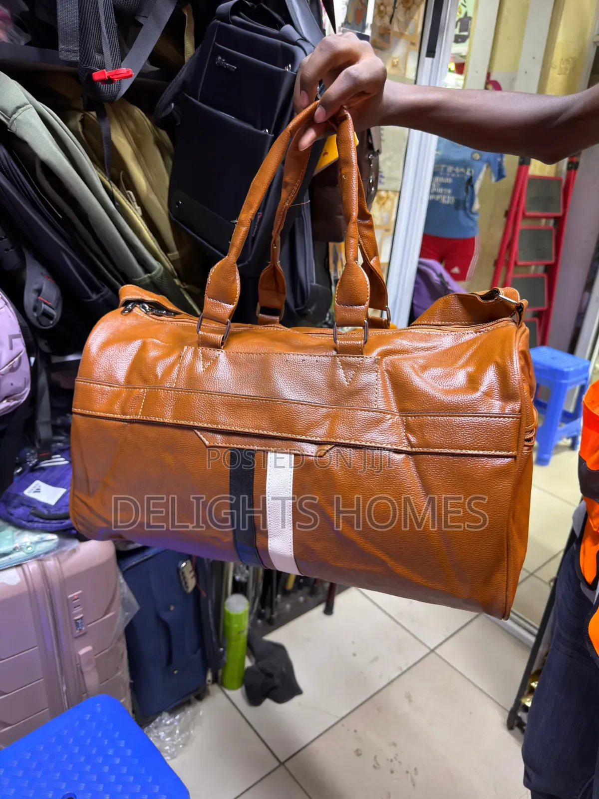 Stylish Leather-Look Duffle Bag_yu