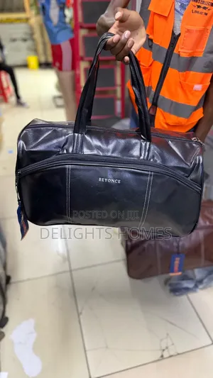 Stylish Leather-Look Duffle Bag —Yu