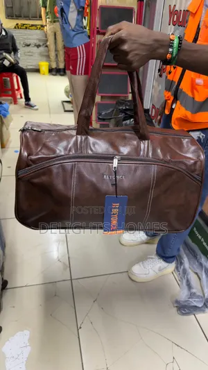 Stylish Leather-Look Duffle Bag —Yu