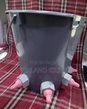 5 Nipples Livestock Feeder Bucket