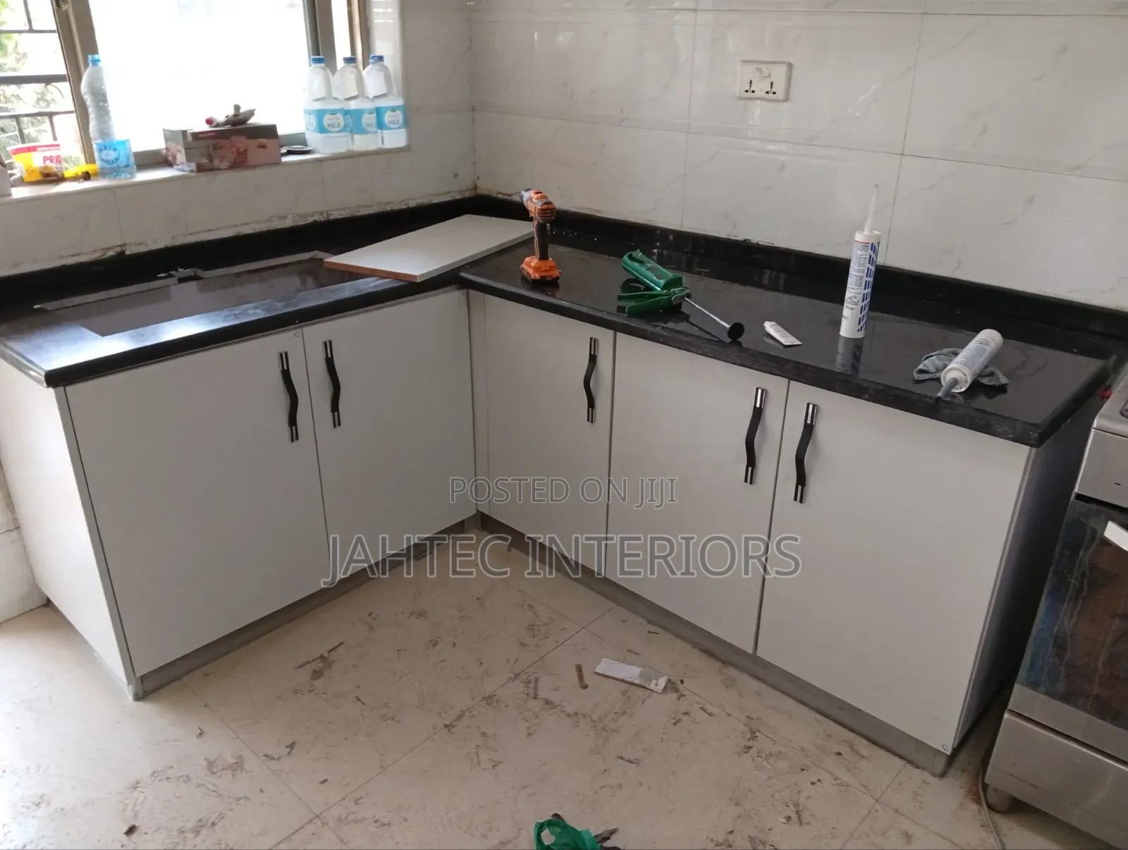 Kitchen Cabinets Fitting With Top Granite