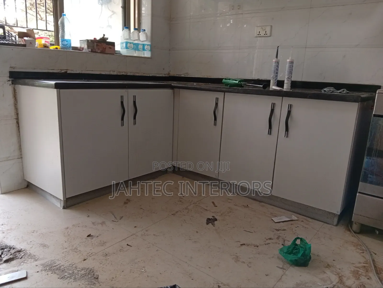 Kitchen Cabinets Fitting With Top Granite