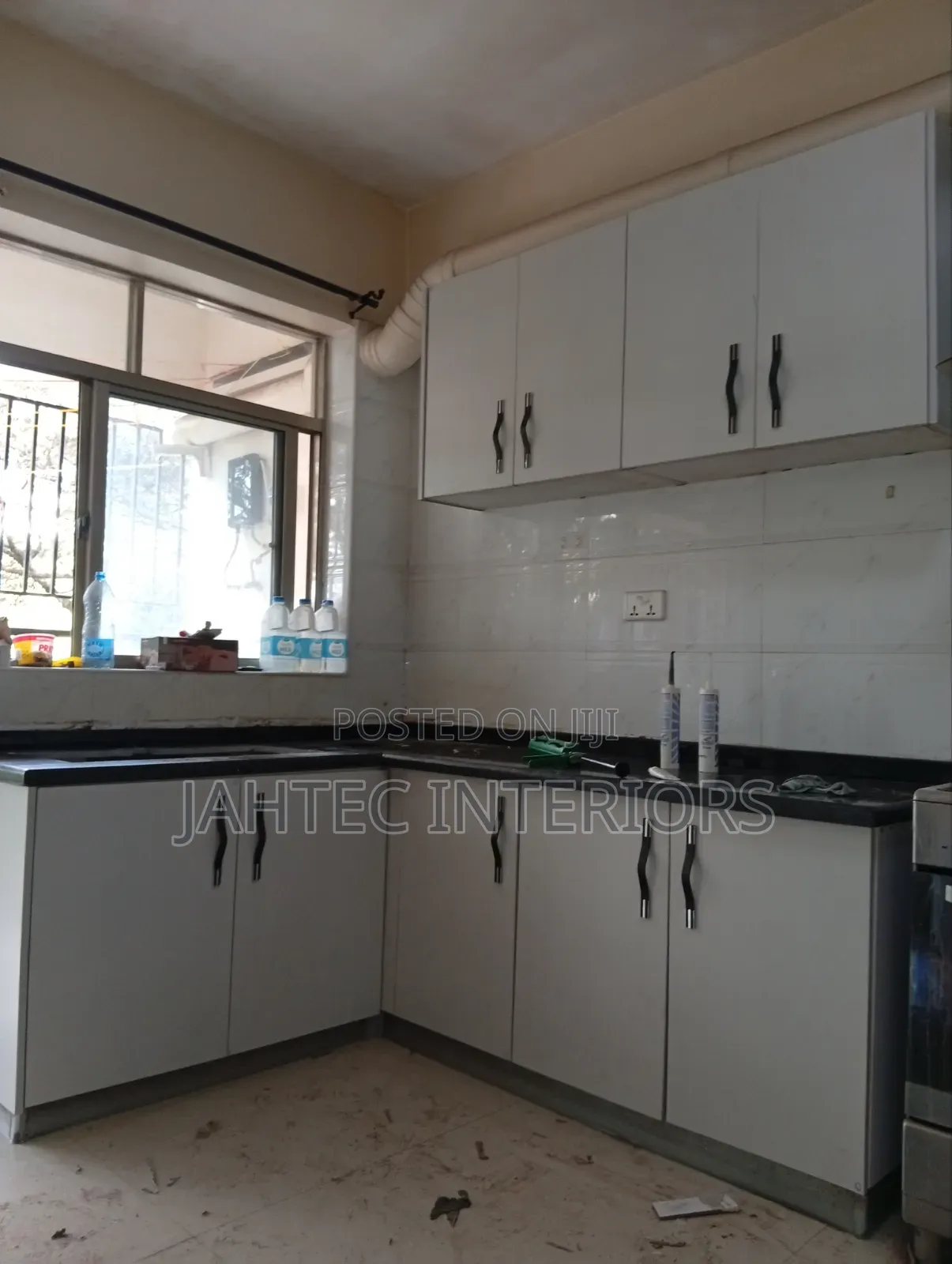 Kitchen Cabinets Fitting With Top Granite