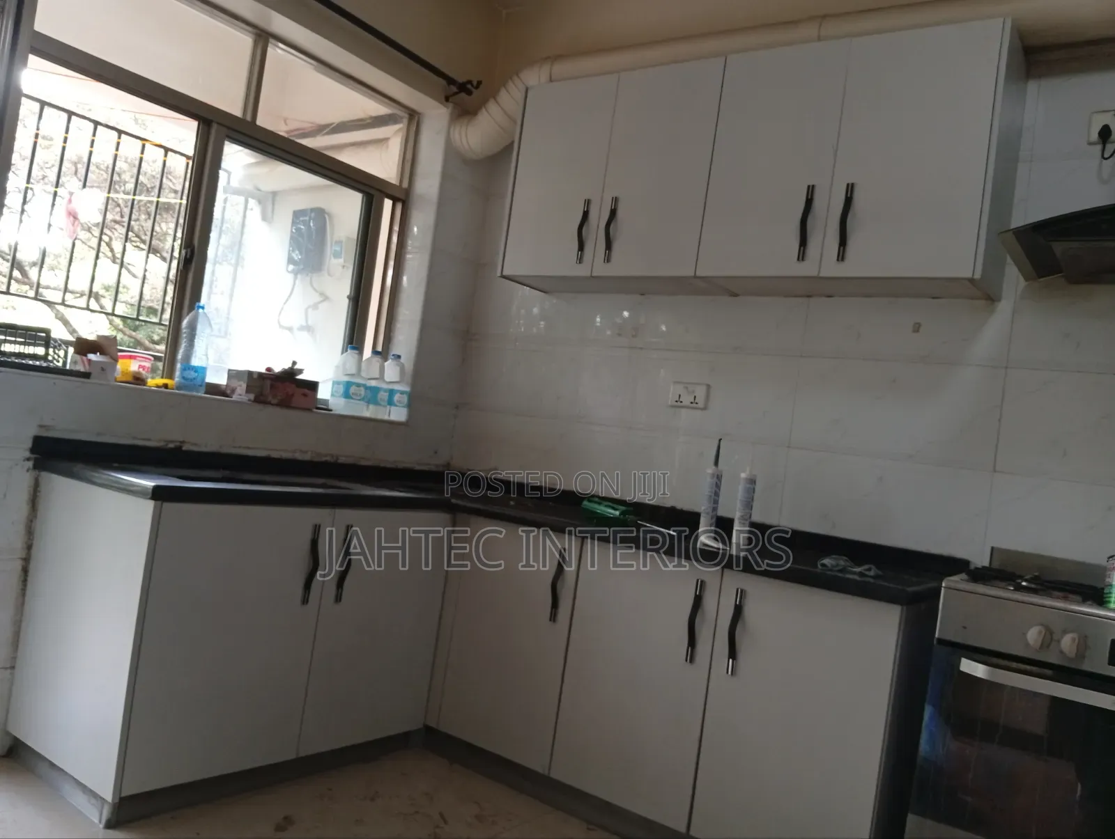 Kitchen Cabinets Fitting With Top Granite