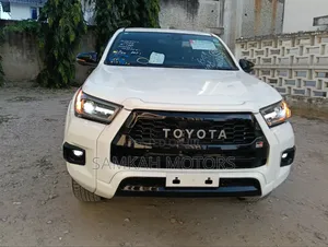 Toyota Hilux 2021 White