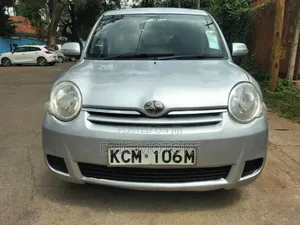 Toyota Sienta 2010 Silver