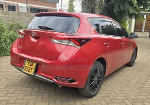 Toyota Auris 2015 Red