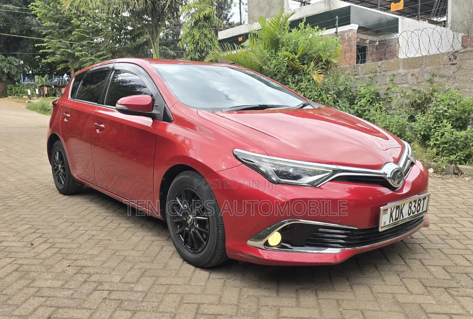 Toyota Auris 2015 Red