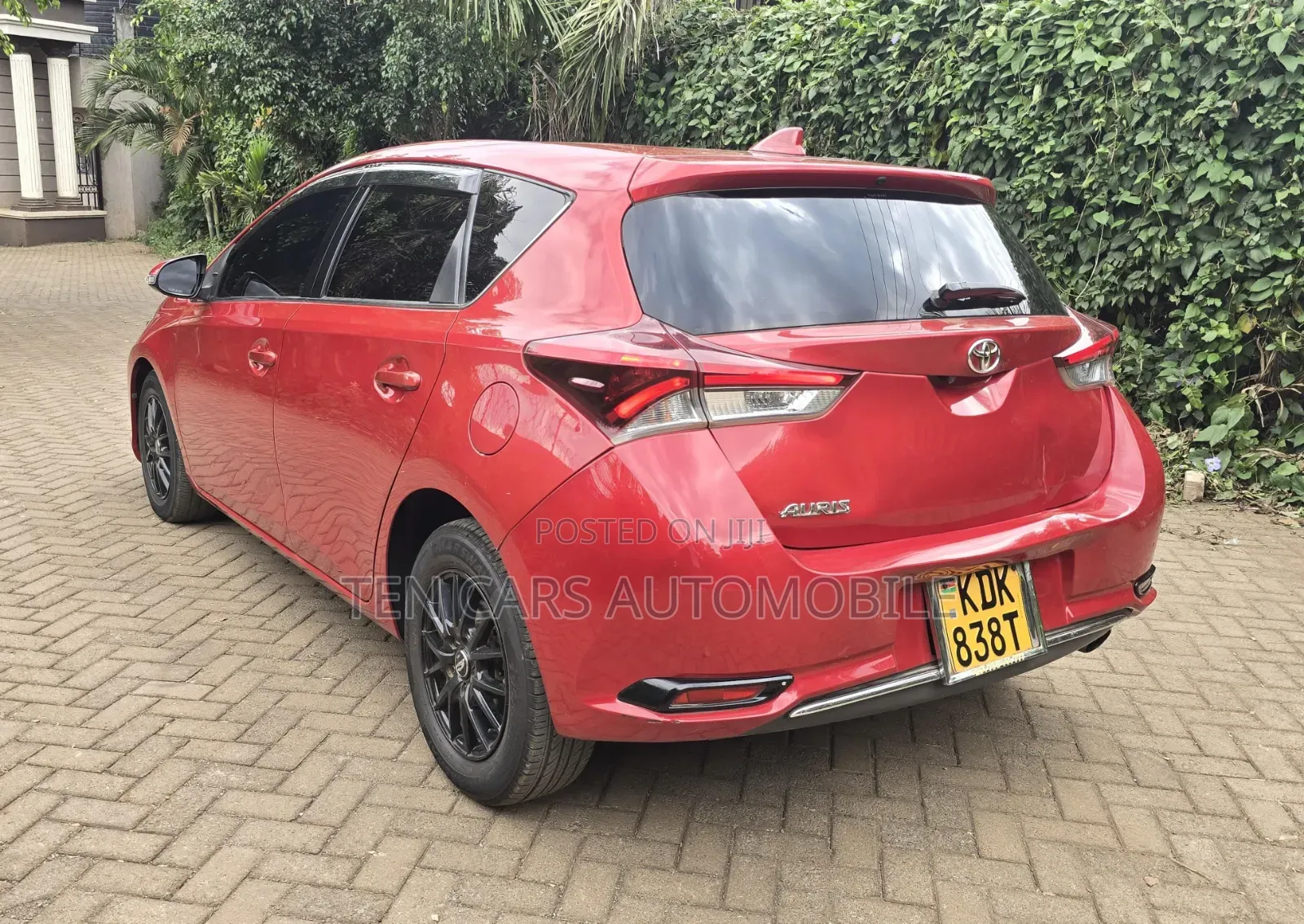 Toyota Auris 2015 Red
