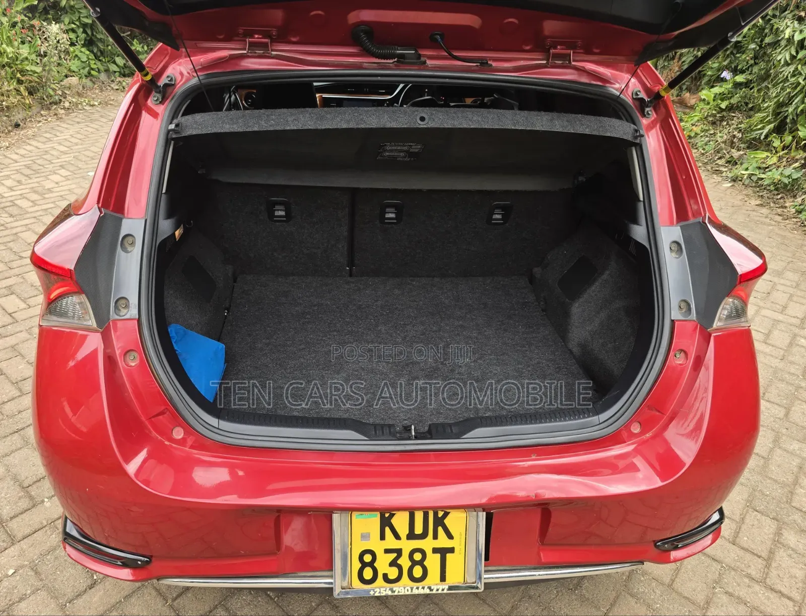Toyota Auris 2015 Red