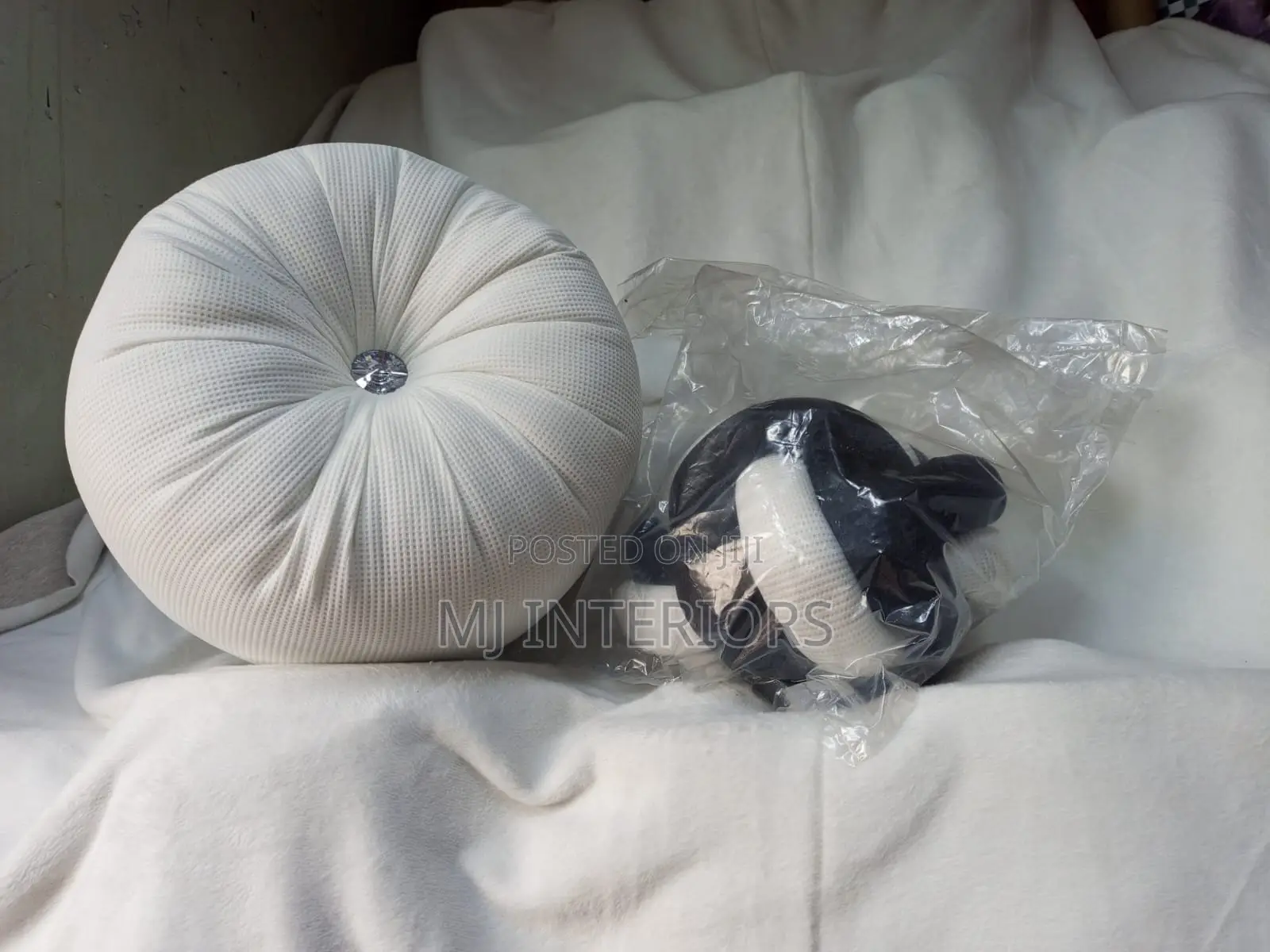 Modern Home Decor Cushions With Round and Knot Design