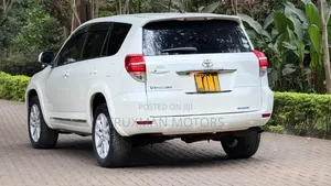 Toyota Vanguard 2012 White