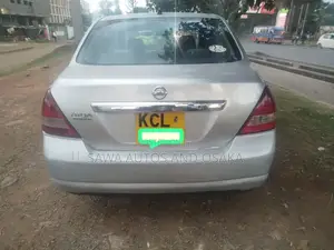 Nissan Tiida 2010 Silver