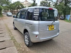 Toyota Sienta 2010 Silver