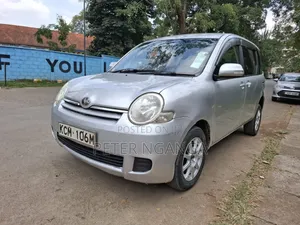 Toyota Sienta 2010 Silver