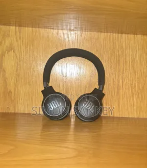 JBL Live 670nc Noise-Cancelling on-Ear Wireless Headphone