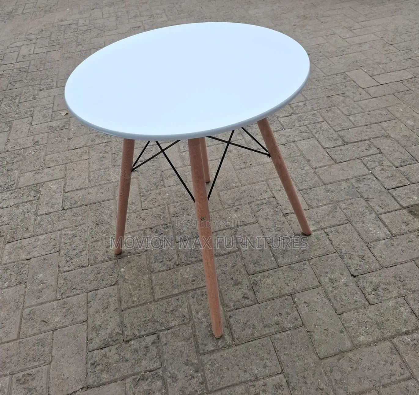 White Eames Table Round Table