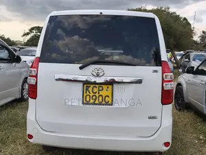 Toyota Noah 2011 Off white