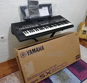 Professional Yamaha PSR Sx 600 Piano