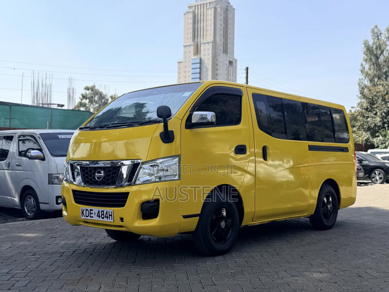Nissan Caravan (Urvan) 2013 Yellow