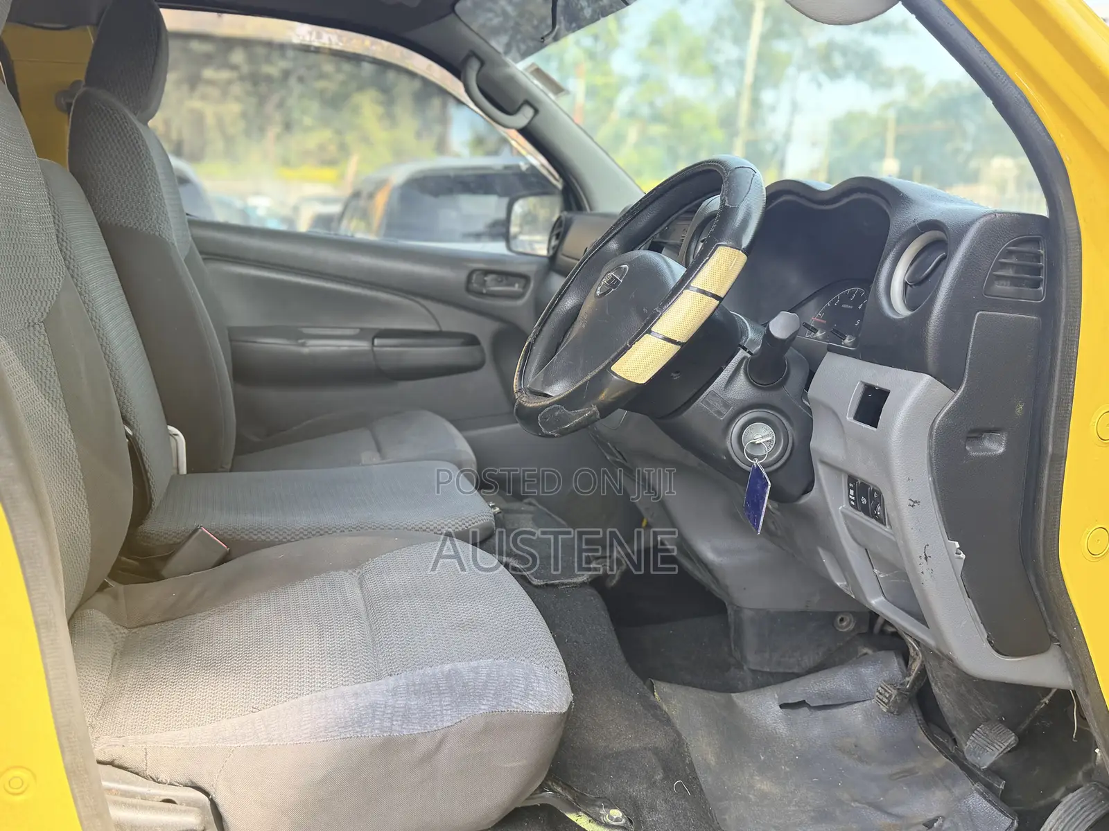 Nissan Caravan (Urvan) 2013 Yellow