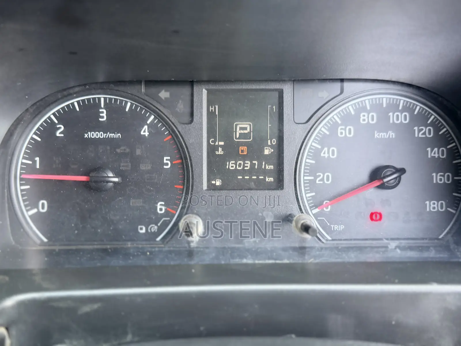 Nissan Caravan (Urvan) 2013 Yellow