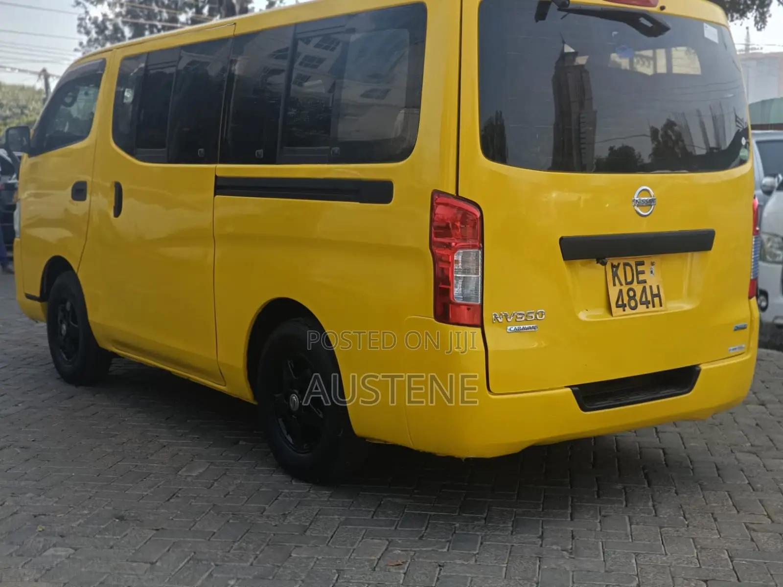 Nissan Caravan (Urvan) 2013 Yellow
