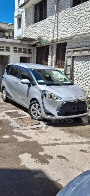 Toyota Sienta 2019 Silver