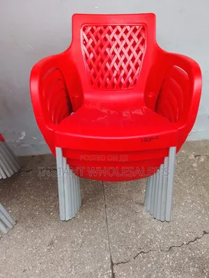 Plastic Chairs With Metallic Stands