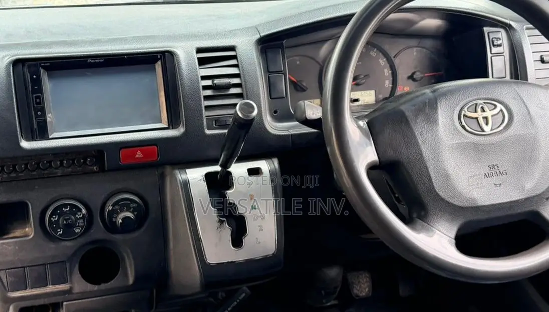 Toyota HiAce 2017 White