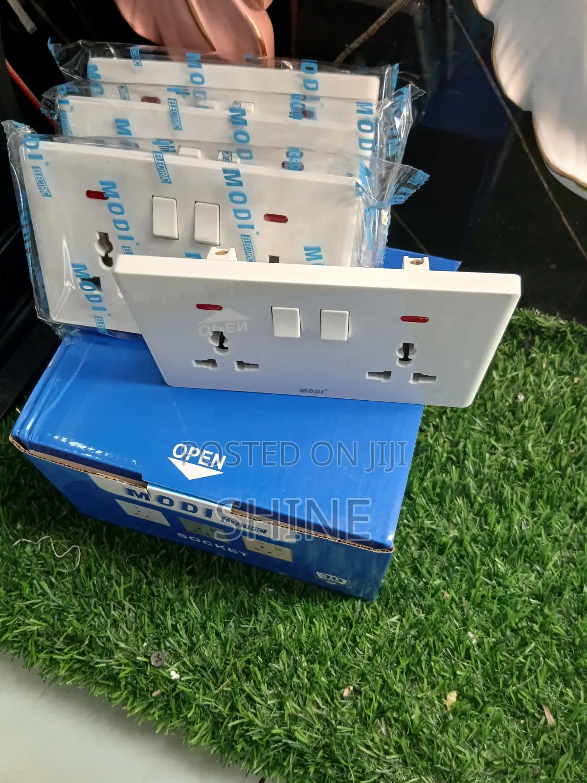 Modi Universal Screwless Twin Socket