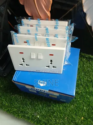 Modi Universal Screwless Twin Socket
