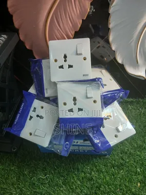 Modern Universal Screwled Single Socket