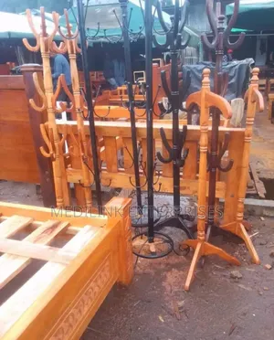 Wooden Crafted Clothes/Handbag Hargers