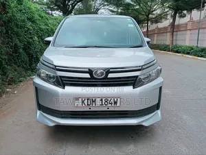 Toyota Voxy 2016 Silver