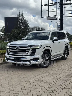 Toyota Land Cruiser LC300 2023 White