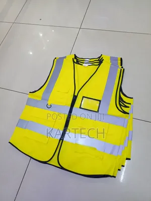 High-visibility Yellow Reflective Safety Vest With Zipper & Pockets