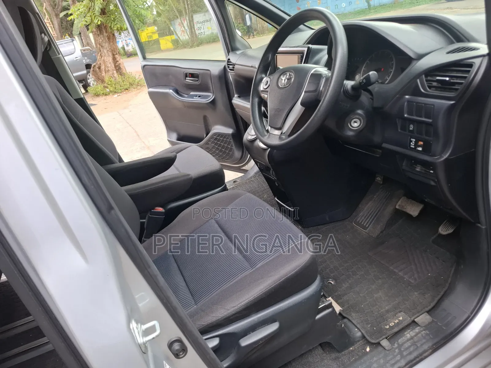 Toyota Noah 2016 Silver
