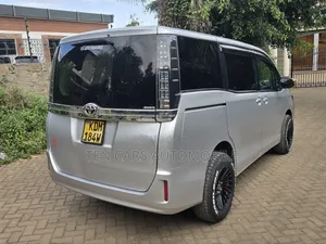 Toyota Voxy 2016 Silver