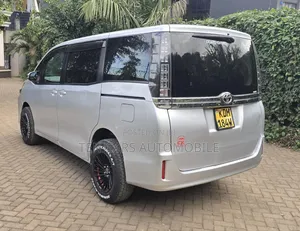 Toyota Voxy 2016 Silver