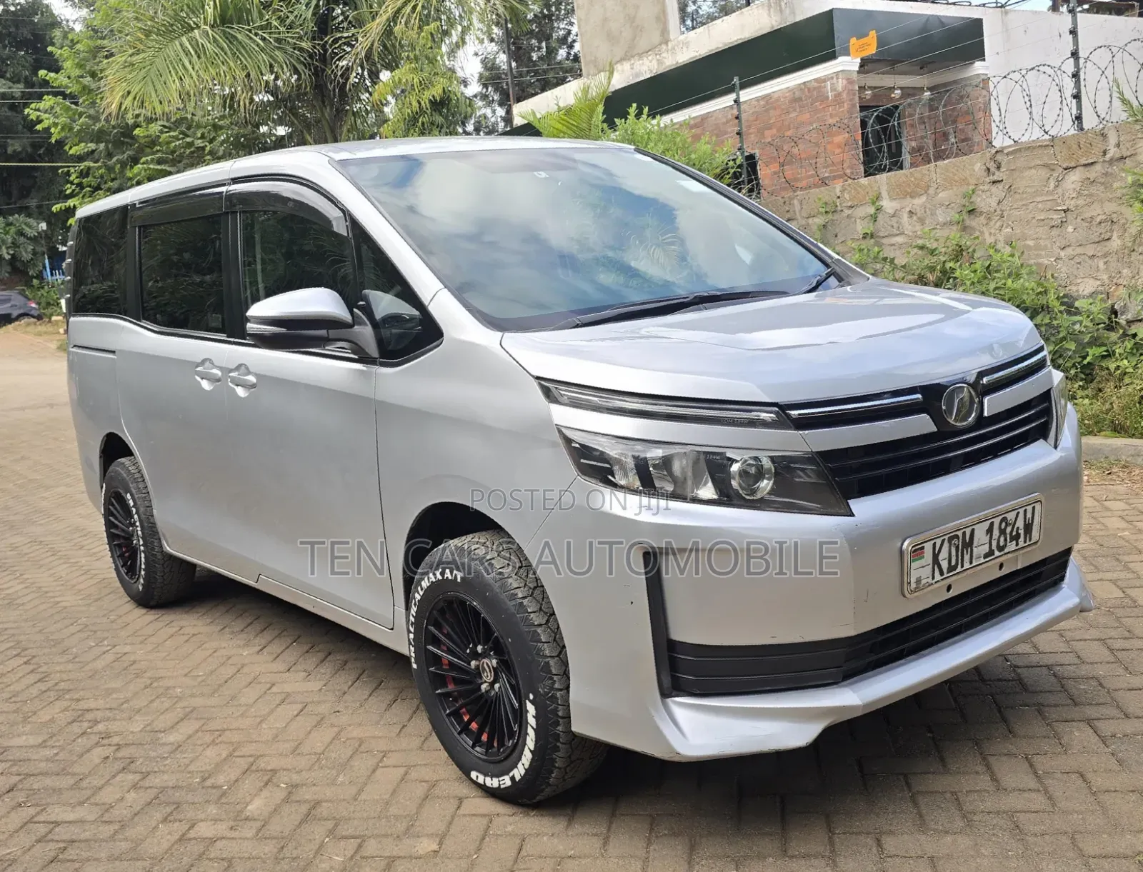 Toyota Voxy 2016 Silver